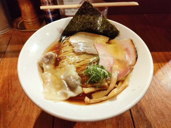 「醤油＋マトン雲呑」@麺楽 軽波氏の写真