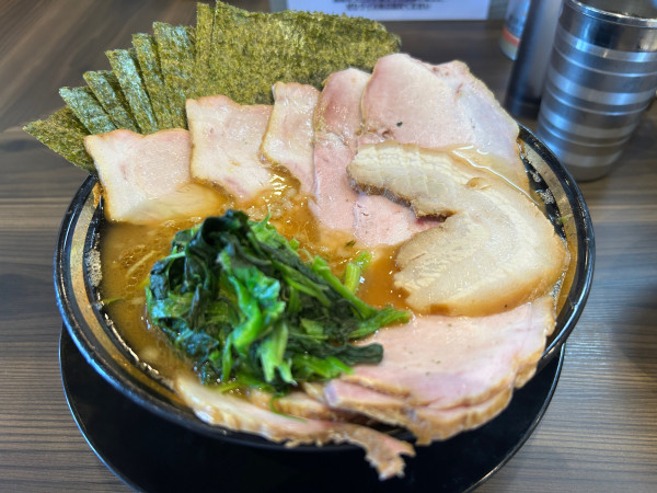 「チャーシューメン5枚　のり　バラ　背脂　カタコイオオ」@家系ラーメン がくの写真