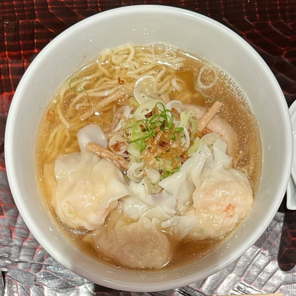 「海老雲呑麺 3ヶ入り（琥珀スープ）」@らー麺 本間の写真