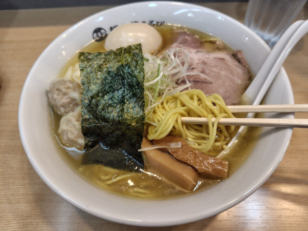 「ミックスワンタン中華そば(白だし)·大盛·味付け卵·切りはし」@麺や 穂ころびの写真