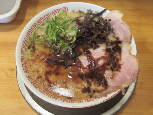 「焦がしニンニク黒ラーメン（820円）」@博多豚骨ラーメン 六助の写真