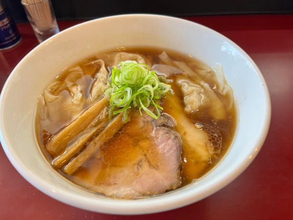 「わんたん醤油らぁ麺」@らぁ麺 松しんの写真