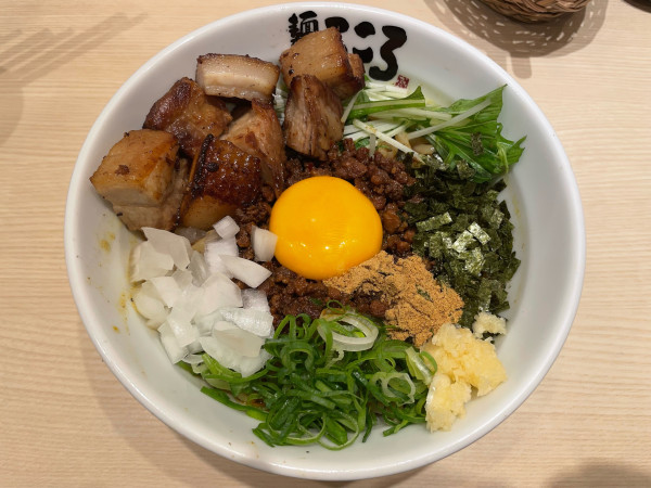 「カレー台湾まぜそば、大盛、ゴロゴロチャーシュー」@麺屋こころ 所沢店の写真