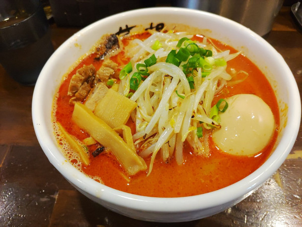 「辛味噌ラーメン中+味玉」@麺屋 茅根の写真