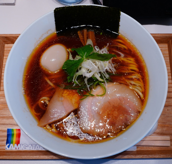 「【SNS限定】鶏骨醤油ラーメン＋味玉アローカナ」@上方レインボーの写真