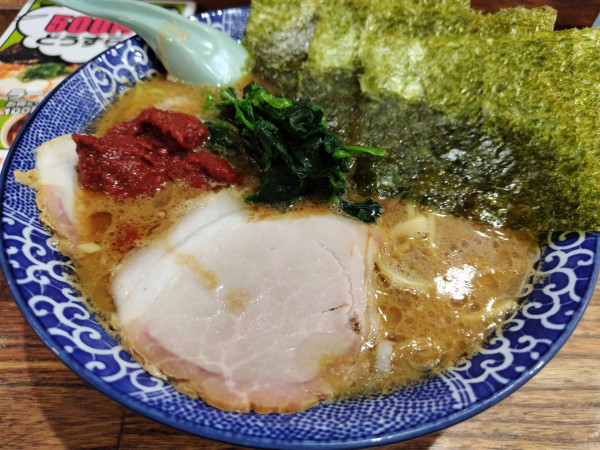 「ラーメン　並　※かため＆薄い　＋豆板醤：無料　※㋗で５００円」@豚骨醤油ラーメン まじめ家の写真