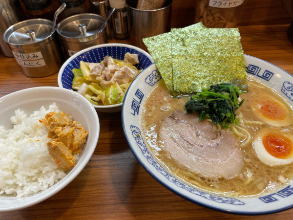 「ラーメン キャベチャー 味玉 半ライス」@横浜豚骨醤油ラーメン YOLOの写真