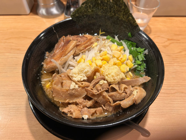 「肉盛り味噌ラーメン+チャーシュー2枚」@肉盛り味噌らーめん 侍倶楽部 赤羽駅前店の写真