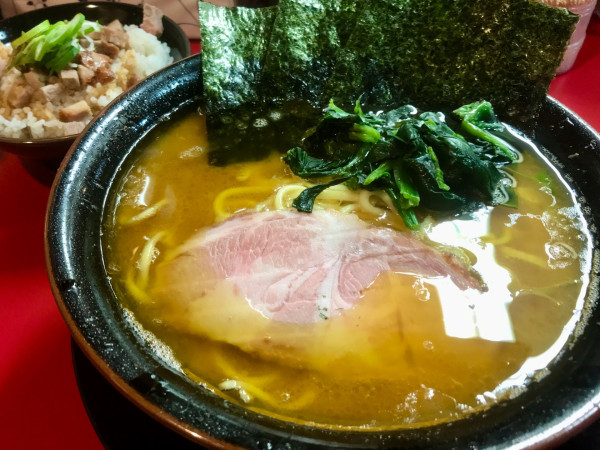 「ラーメン 大盛 ・賄い飯」@家系ラーメン とらきち家の写真