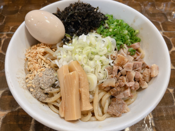 「まぜそば（970円）、味玉（CP）」@つけめん・らーめん活龍 本店の写真