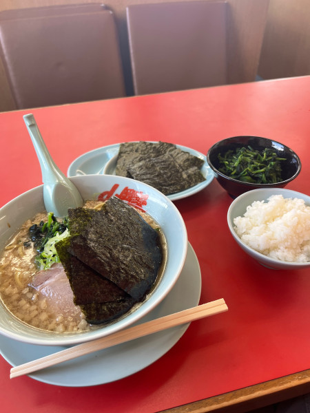 「醤油ラーメン　ほうれん草　海苔　薬味ネギ　半ライス」@山岡家 越谷レイクタウン店の写真