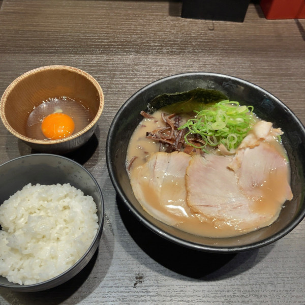 「朝ラーメン￥740＋半ライス￥0＋生卵￥0」@とんこつらーめん俺式 純 東京ラーメンストリート店の写真
