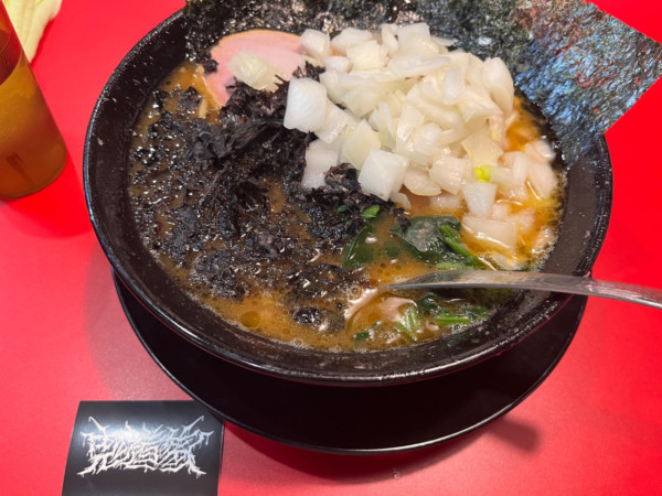 「ラーメン900円＋岩のり100円＋玉ネギ120円」@鬼道家の写真