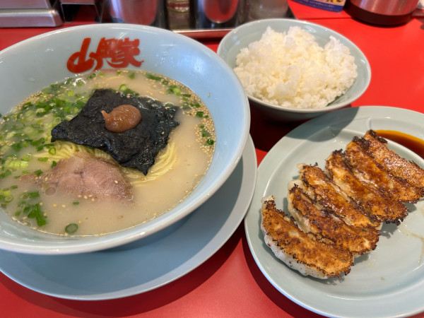 「朝ラーメン580円、土日限定餃子ライスセット440円」@ラーメン山岡家 水戸城南店の写真