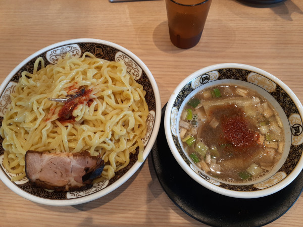 「すこい煮干しつけ麺、特盛」@どうけん 新百合ヶ丘マプレ店の写真