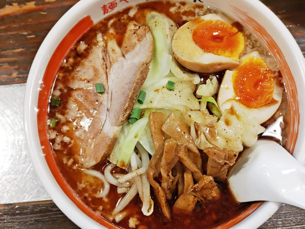 「こがしにんにくらぁめん（大盛）＋味付け半熟玉子」@麺や多久味の写真