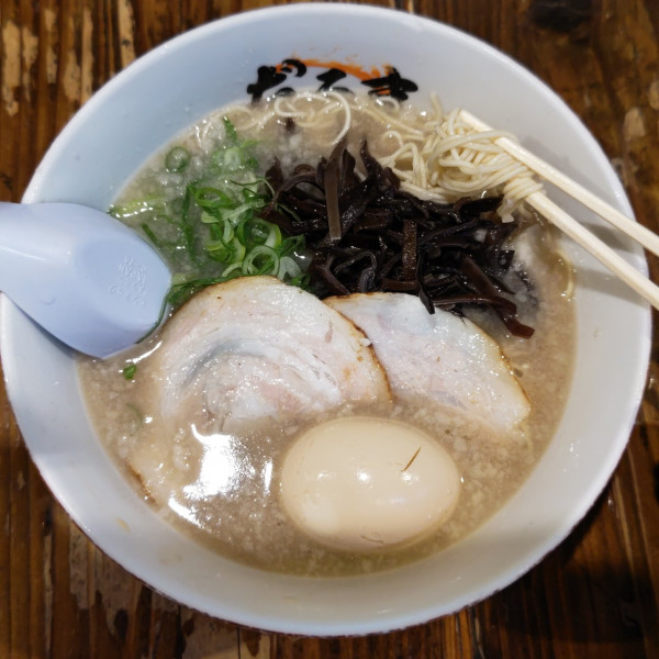 「ラーメン玉子入(950円)」@元祖博多だるま 博多デイトス店の写真