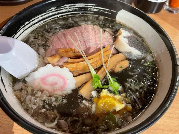 「極みイカ墨¥1,000」@函館麺厨房あじさい 新千歳空港店の写真