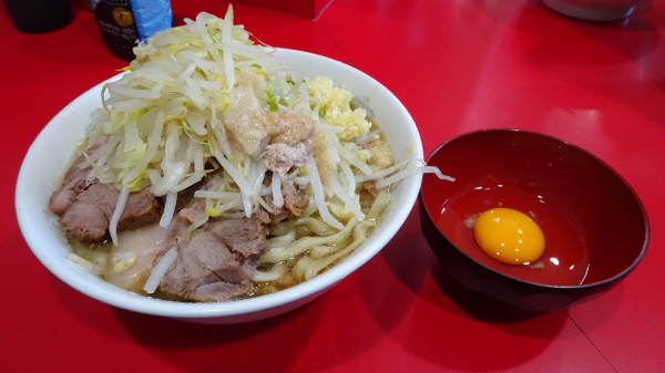 「小ラーメン豚2枚（800円）＋生卵（50円）ニンニクアブラ」@ラーメン二郎 生田駅前店の写真