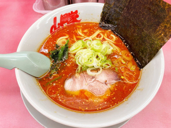 「辛味噌ラーメン中辛　820円」@ラーメン山岡家 名取店の写真
