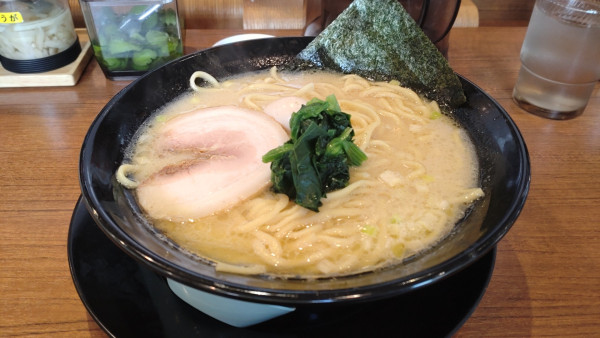 「豚骨塩ラーメン大盛」@横浜家系ラーメン 春吉家 新宮店の写真