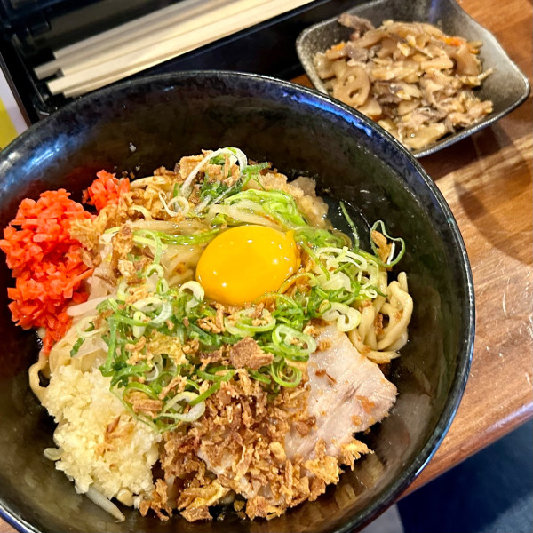 「まぜそば小200g ニンニクショウガアブラネギタマゴ+日替り」@大宮まぜそば 誠治の写真