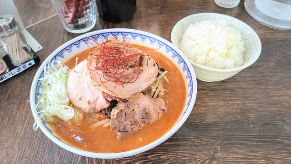 「辛味噌(辛さ4)+巻きバラチャーシュー･ライス(大)」@味噌ラーメン 雪ぐにの写真