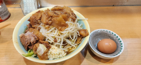 「小(野菜、ニンニク、脂マシ)+生卵」@ラーメンめじ 武蔵小杉店の写真