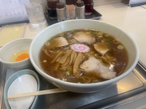 「中華麺（生玉子付）少なめ」@永福町大勝軒の写真