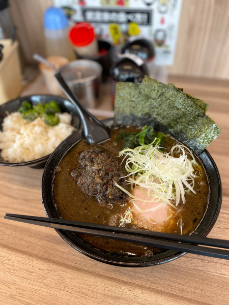 「黒胡麻豚骨ピリ辛坦々麺」@七代目武道家の写真