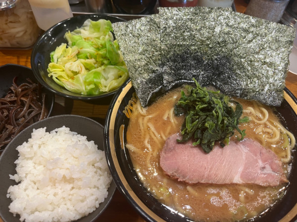 「醤油豚骨、固め、キャベツゆで、キクラゲ＋ごはん」@らーめん三郷家の写真