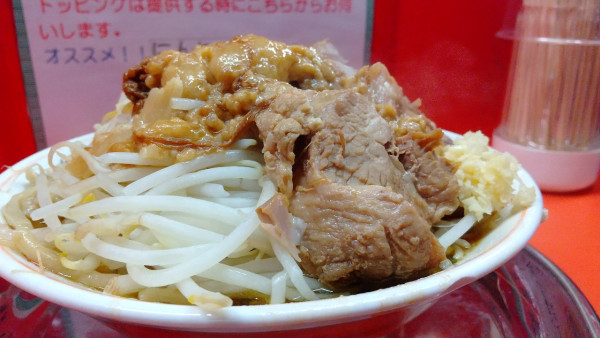 「#小ラーメン豚入り #ニンニクスコシアブラ #900円」@麺でる 戸越店の写真