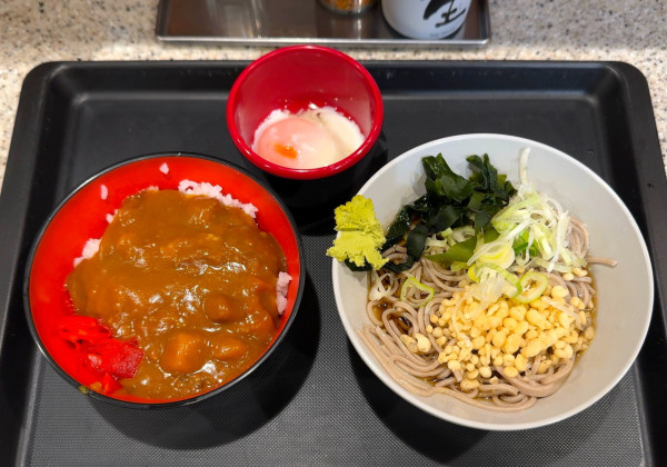 「朝カレー丼ミニたぬきセット(430円)」@名代 富士そば 渋谷東口店の写真