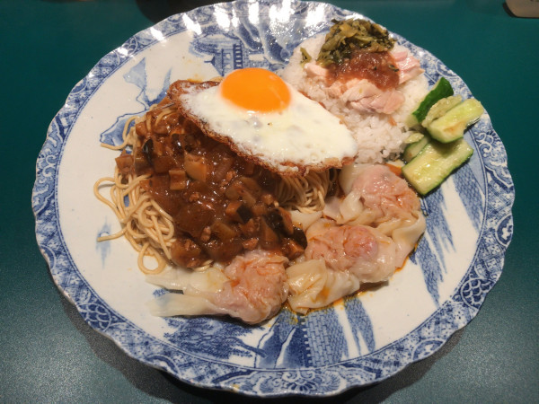 「まぜそば＋鶏肉飯＋皿ワンタン＋スープセット（1200円）」@本郷苑の写真