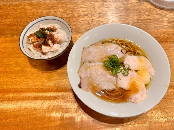 「鶏そば(あっさり醤油)+鶏ラー油ご飯」@麺処 鶏谷の写真