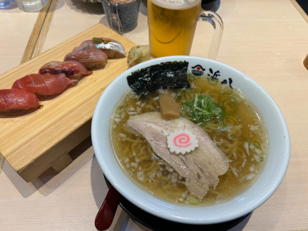 「貝だし追いかつお中華そば+日替り5貫 1760円+生ビール」@巻き鮨 中華そば 浜八 横浜ランドマークタワー店の写真