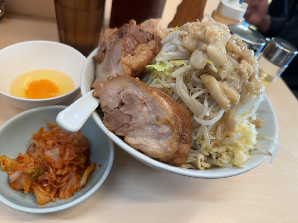 「ラーメン＋生玉子・キムチ」@自家製ラーメン 大者の写真