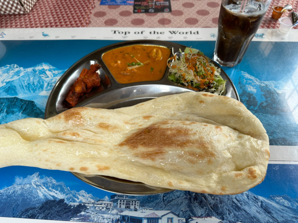 「日替わりランチプレート（日替わりカレー＋ナン）900円」@ナマステ  寺尾店の写真