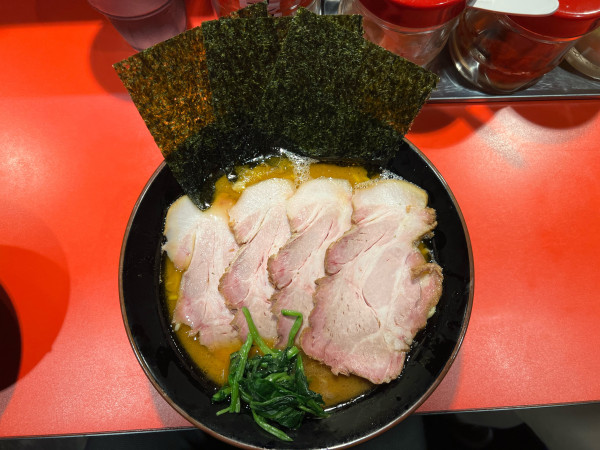「チャーシューメン 中 1,100円　まぶし 200円　ライス 1」@横浜ラーメン 斎藤家の写真