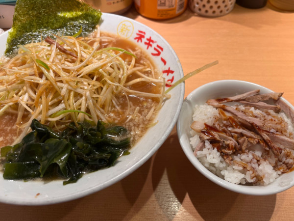 「チャ飯ネギラーメンセット950円」@○新 ネギラーメン 新橋店の写真