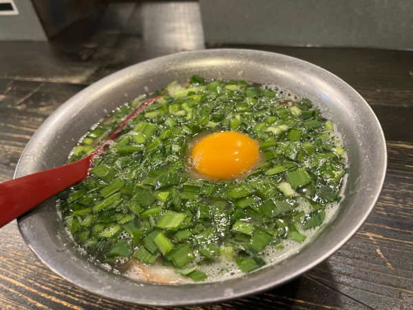 「ハリカネラーメンニラたまトッピング」@博多ラーメン はりがね 舟入本町店の写真
