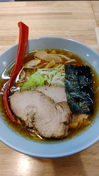「醤油らぁめん　990円」@自家製麺 つむぎの写真