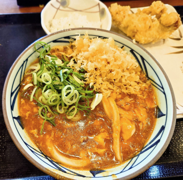 「トマたまカレーうどん(ひと口ごはん付)+かしわ天」@丸亀製麺 我孫子店の写真