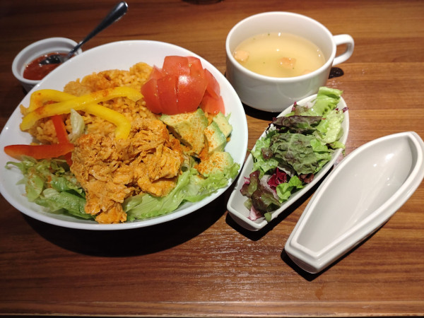 「蒸し鶏のジャンバラヤ　１２１０円　※」@怪獣酒場 新橋蒸溜所の写真