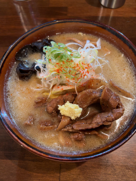 「炙り豚盛り味噌らーめん（1,000円）」@札幌 みその 札幌駅前店の写真