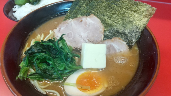 「特選ラーメン中盛+バター」@横浜ラーメン 山本家の写真