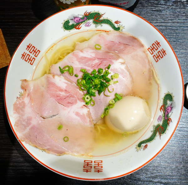 「塩かけそば＋低温チャーシュー＋田中農場の味玉＋ビンビール」@中華そば 十目一八食堂の写真