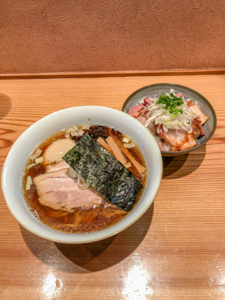 「醤油（手もみ麺変更）+豚めし」@らぁめん鴇の写真