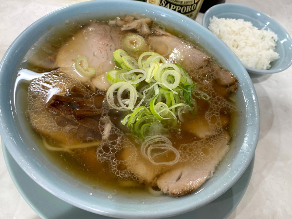 「中華そば 750円 ＋ めし 無料 ＋ 瓶ビール 600円」@クマちゃんラーメンの写真