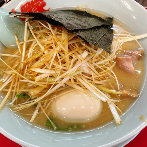 「醤油ネギラーメン　830円 味玉」@ラーメン山岡家 大泉店の写真